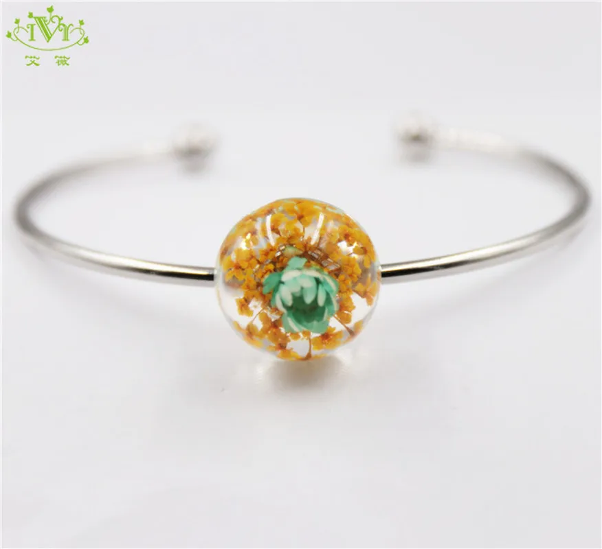 Модный браслет ручной работы полимерный с сухими цветами белый маленький для