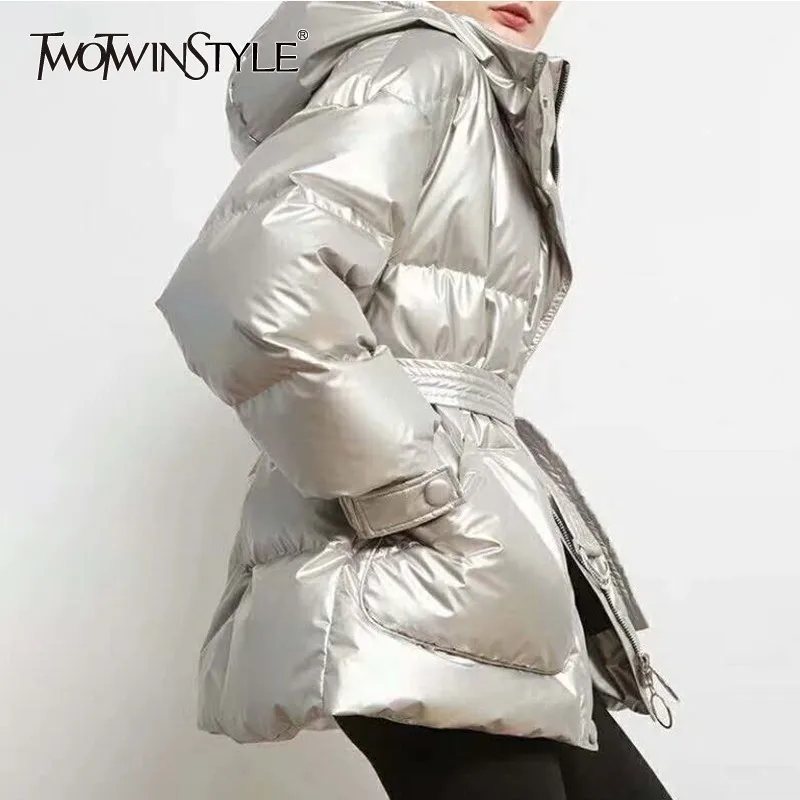 Женский пуховик с капюшоном TWOTWINSTYLE высокой талией на шнуровке длинным рукавом