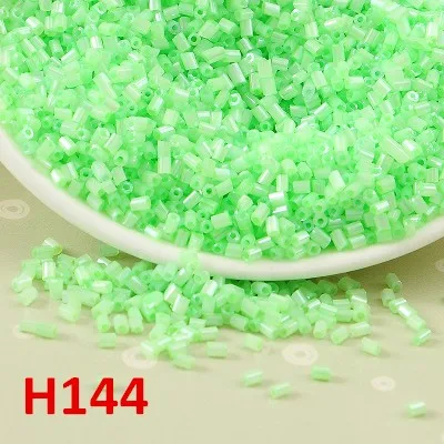 1200 шт 2 мм Шарм Чешский Стекло бисер 11/0 Seedbeads трубки DIY браслет Цепочки и ожерелья для изготовления ювелирных изделий Аксессуары - Цвет: H144 Green