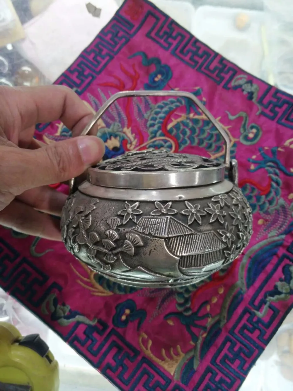 

Exquisite Chinese Old-style Collectible Decorate Tibet Silver Dragon Auspicious Portable Incense Burner