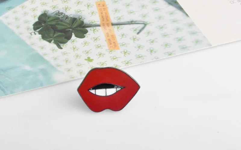 Брошь на воротник Мужская с эмалью в виде красных губ мороженого напитков