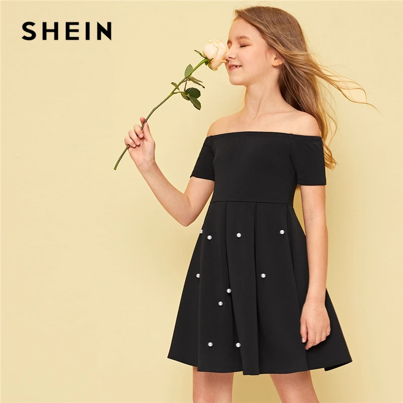 SHEIN Kiddie/черное Плиссированное элегантное праздничное платье для девочек с открытыми плечами, украшенное бусинами и жемчужинами; коллекция года; милое летнее платье трапециевидной формы без рукавов