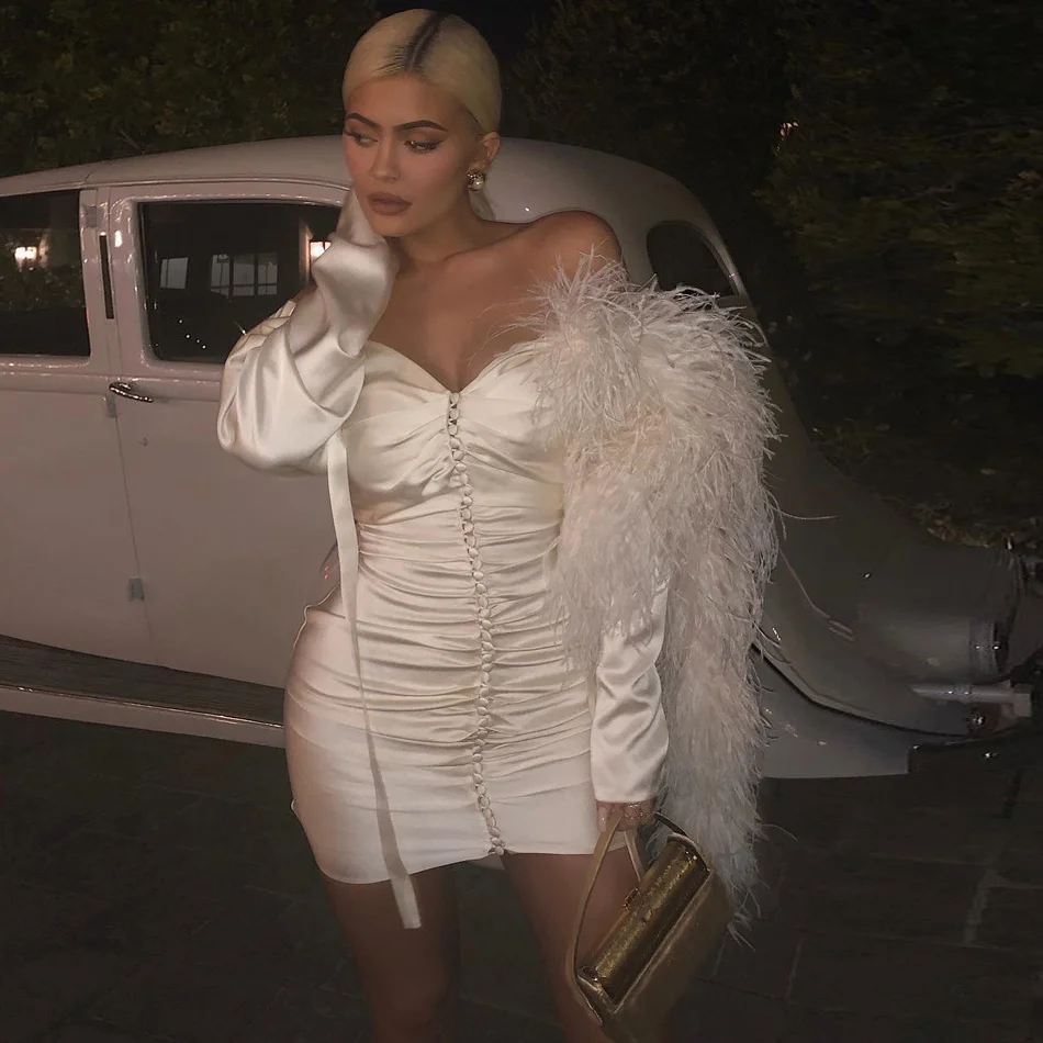 Шикарное шелковое платье с перьями KylieJenner открытые плечи пуговицы облегающее
