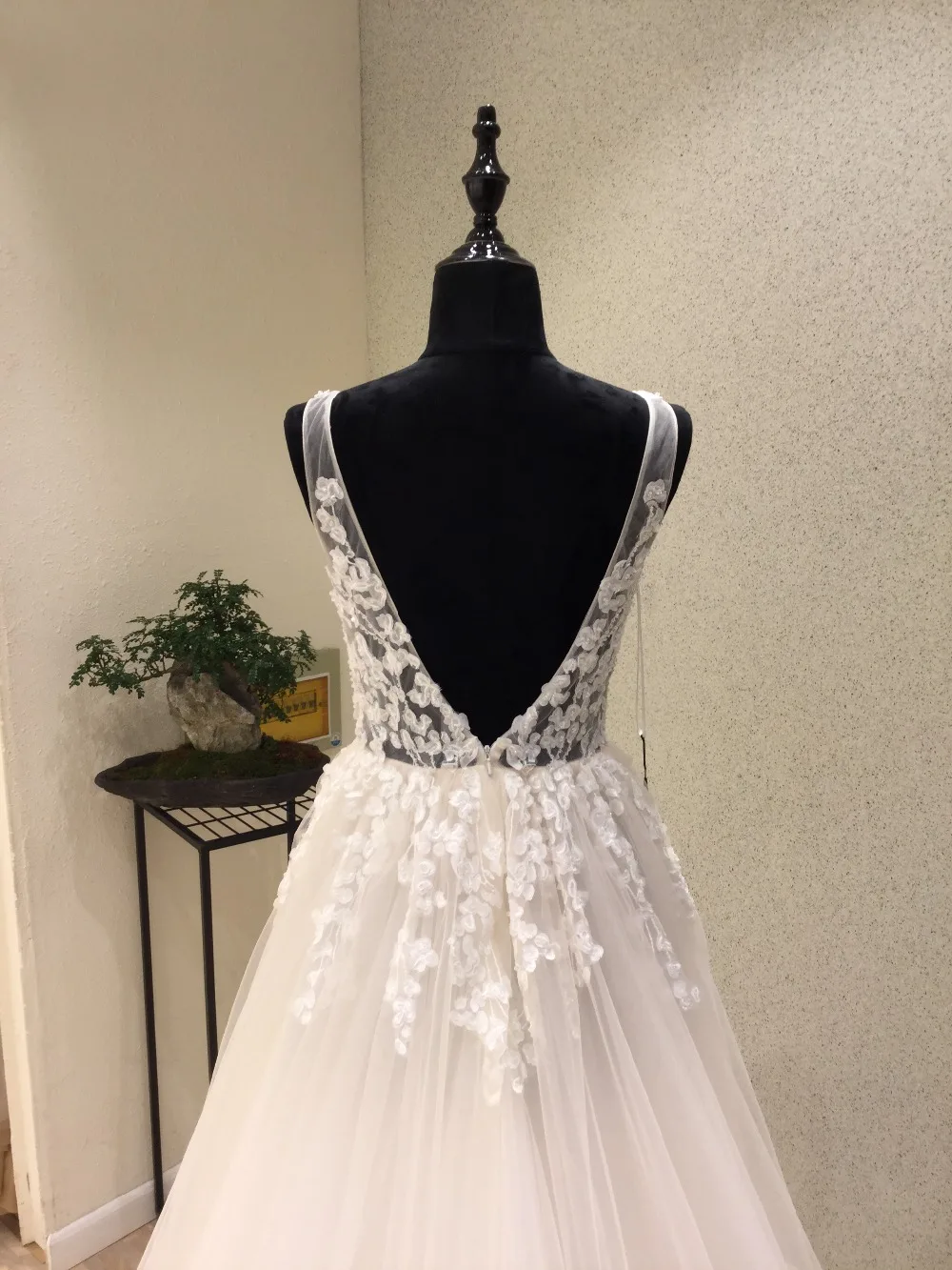 Женское свадебное платье со шлейфом белое с открытой спиной и V-образным вырезом