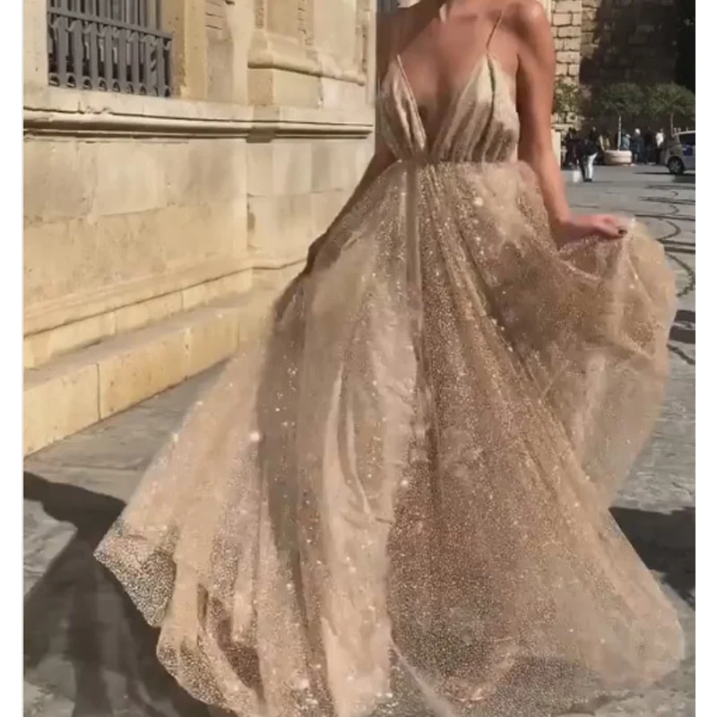 Осенне-зимнее праздничное платье макси на бретельках с глубоким V-образным