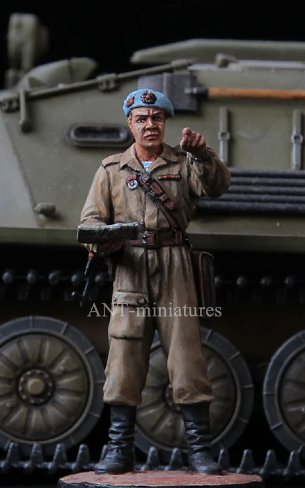 1/35 советский воздушно десантный полицейский в Праге полимерная модель