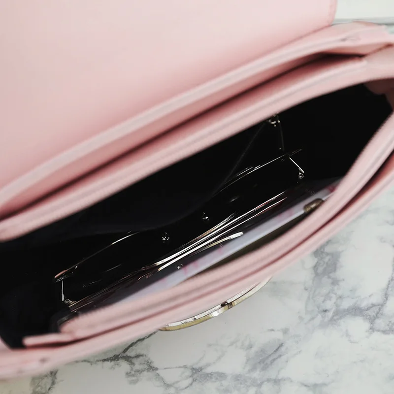 Женская сумка через плечо с квадратными заклепками и цветочной вышивкой