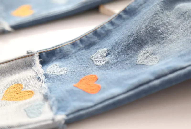 Новое поступление модные джинсы для маленьких девочек с вышивкой в виде сердца