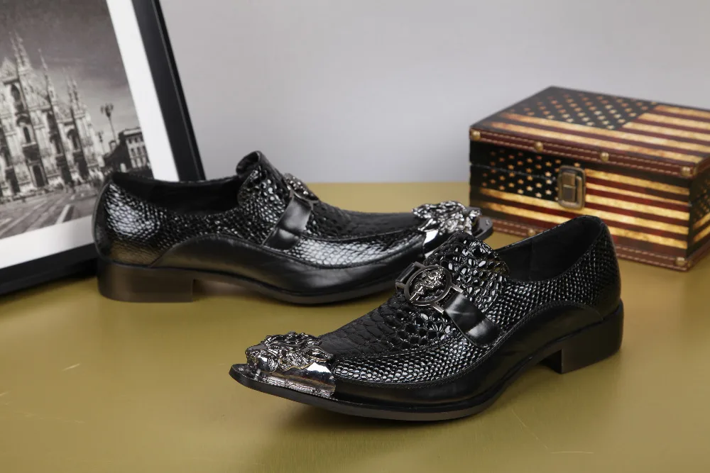 2017 г. Хит продаж черные мужские туфли без шнуровки с украшением в виде медали