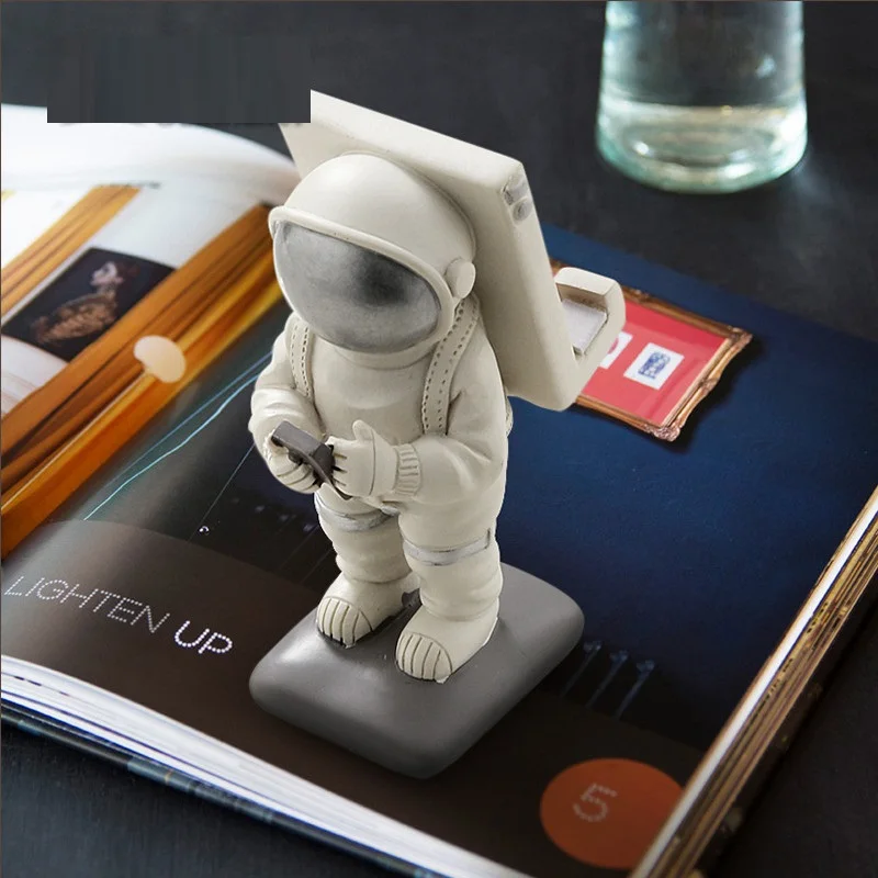 

Wandering Earth Astronaut Moon Statue Wedding Decoration Living Room Window Sill Home Decoration Accessories R111