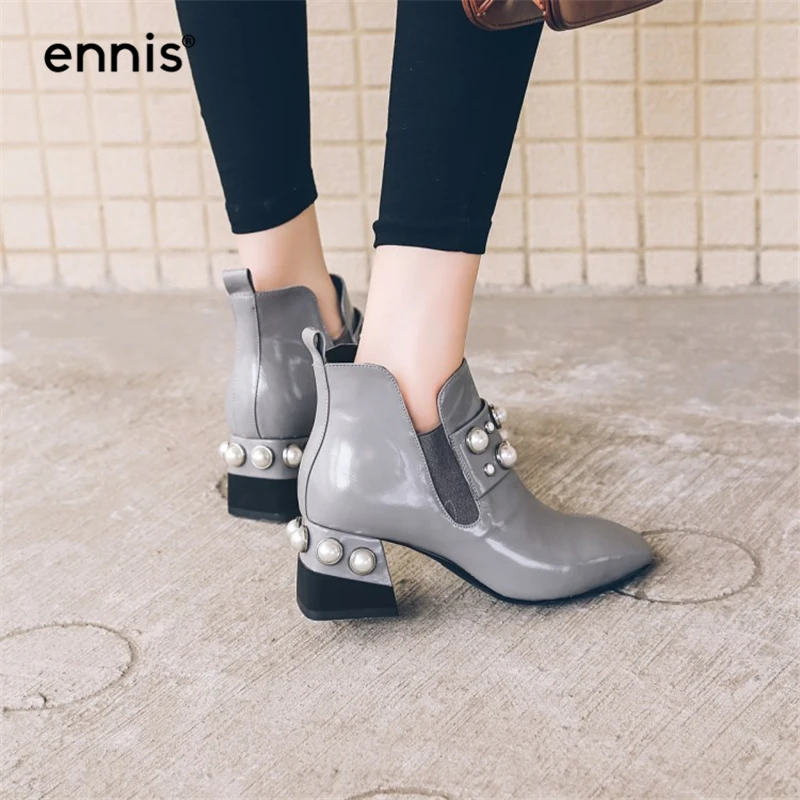 ENNIS/ г.; черные женские ботинки из лакированной кожи, Украшенные бусинами и жемчужинами; Дизайнерская обувь «Челси» с квадратным носком; эластичные короткие ботиночки; A7247