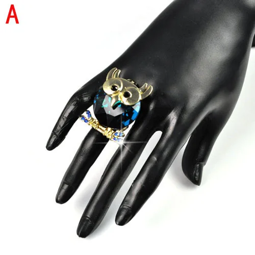 Женское растягивающееся кольцо золотистого цвета с блестящими кристаллами в