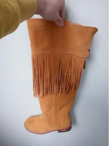 2017 г. новые стильные замшевые женские высокие сапоги с кисточками и ремнем