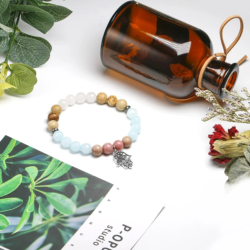 Браслет с подвеской в виде ладони унисекс белый и синий халцедон рисунок