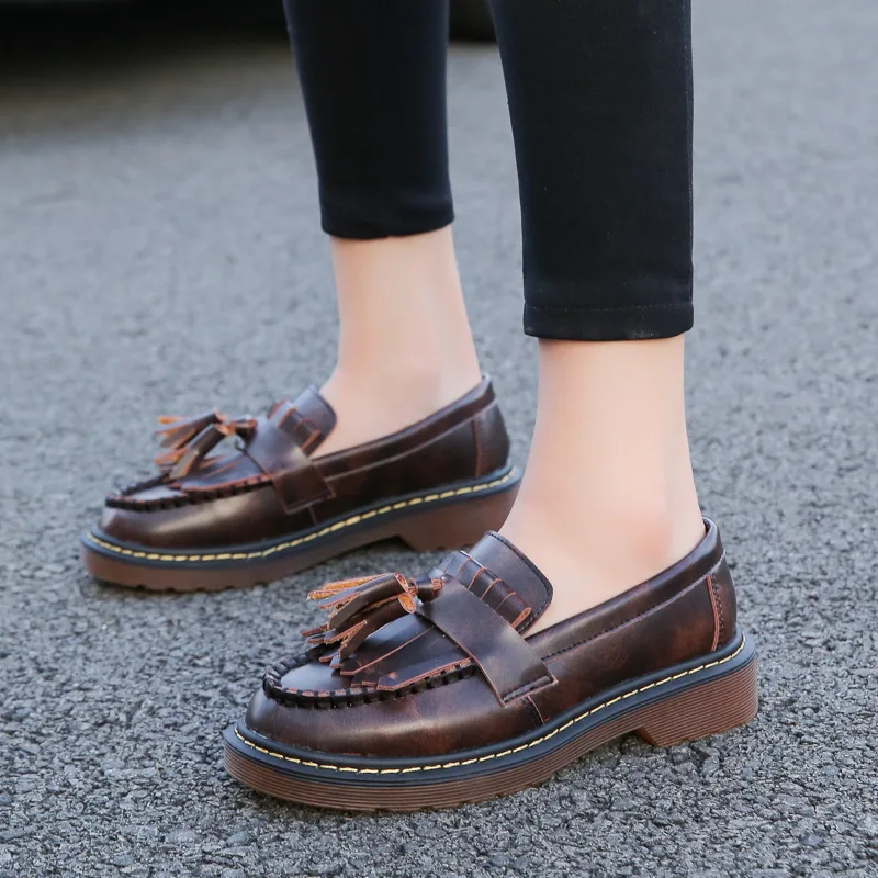 Женские туфли броги с кисточками в английском стиле на плоской подошве из