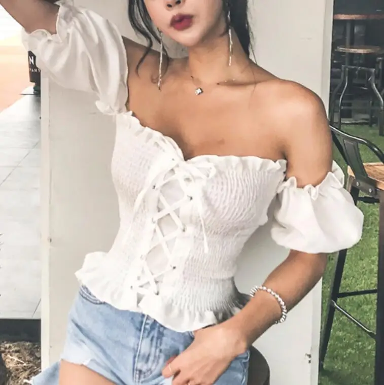 Женский укороченный топ в стиле бохо с пышными рукавами и открытыми плечами