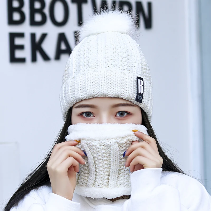 Женский зимний вязанный набор шапочек бини с шарфом пушистый помпон буквенным