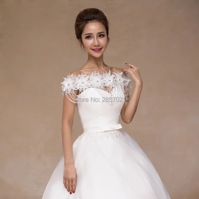 Свадебное болеро цвета слоновой кости с аппликацией из бисера открытыми плечами