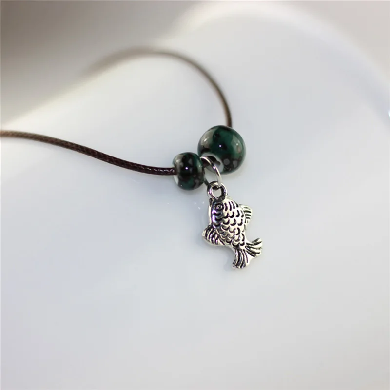 Браслет на ногу женский керамический с двойными бусинами подвеска в виде рыбы