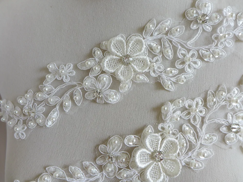 Аппликация из бисера и жемчуга цвета слоновой кости с объемным цветочным