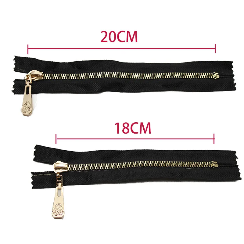 Пластиковые двухсторонние молнии с закрытыми концами на ленте черного цвета с золотыми зубцами и бегунками, 10 штук в упаковке. В наличии.