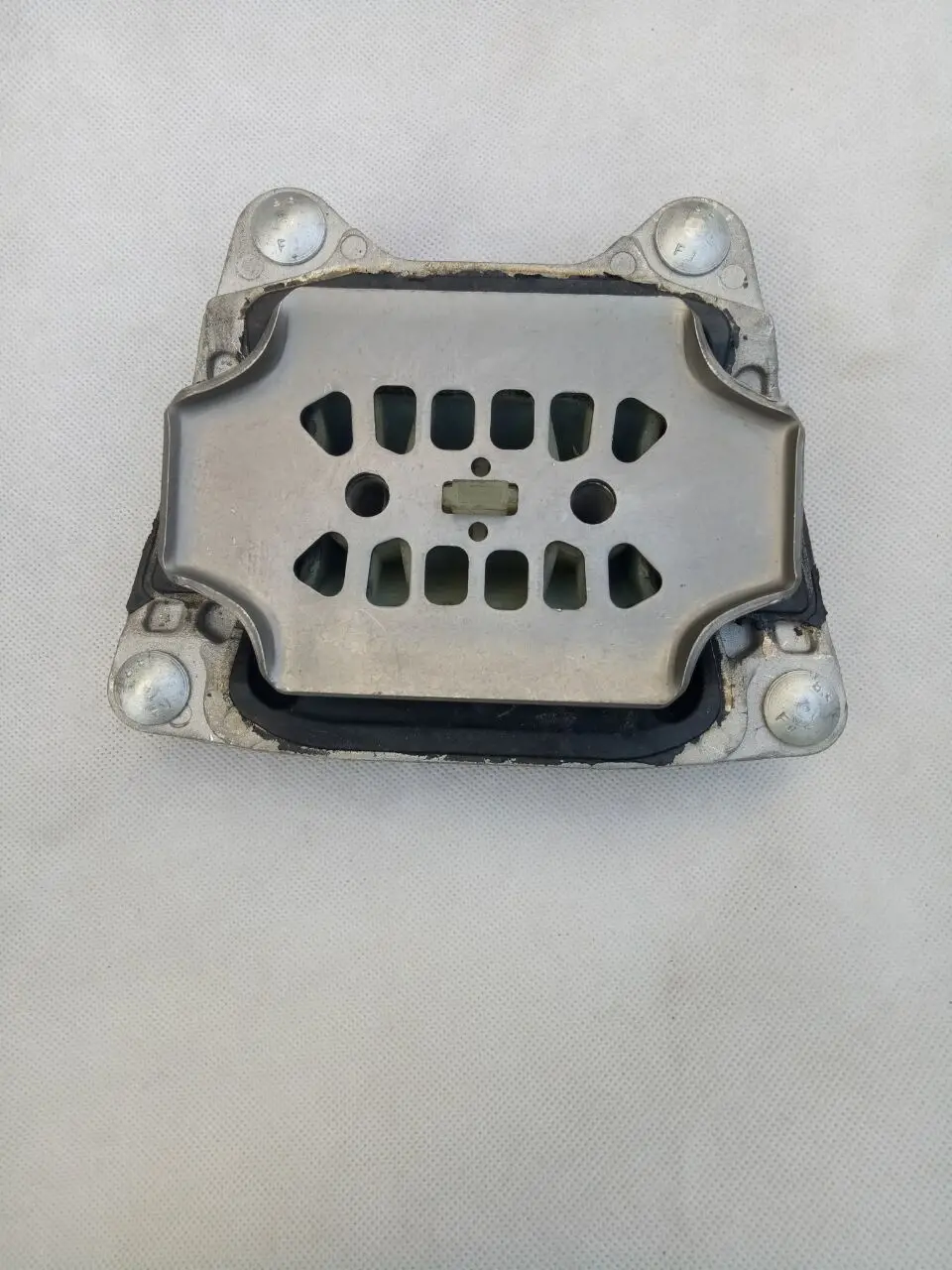 Втулка двигателя резиновая задняя Audi A6 C6 крепление коробки передач-2005 4F0399151AM 2011 |