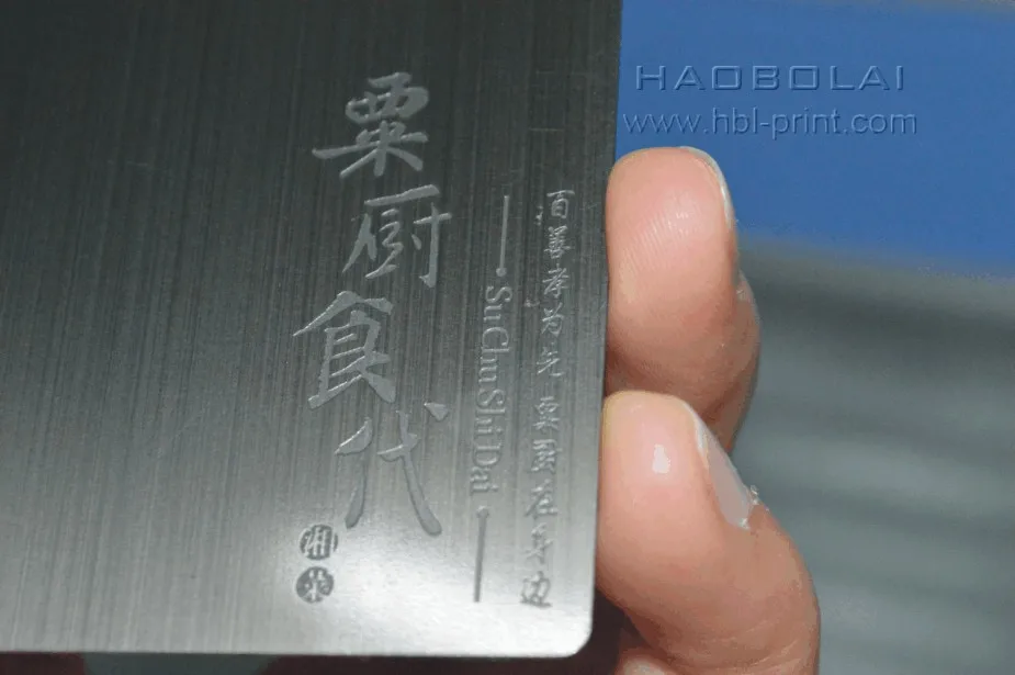 Черная матовая металлическая карта с гравировкой цифры и логотипа текстов loco