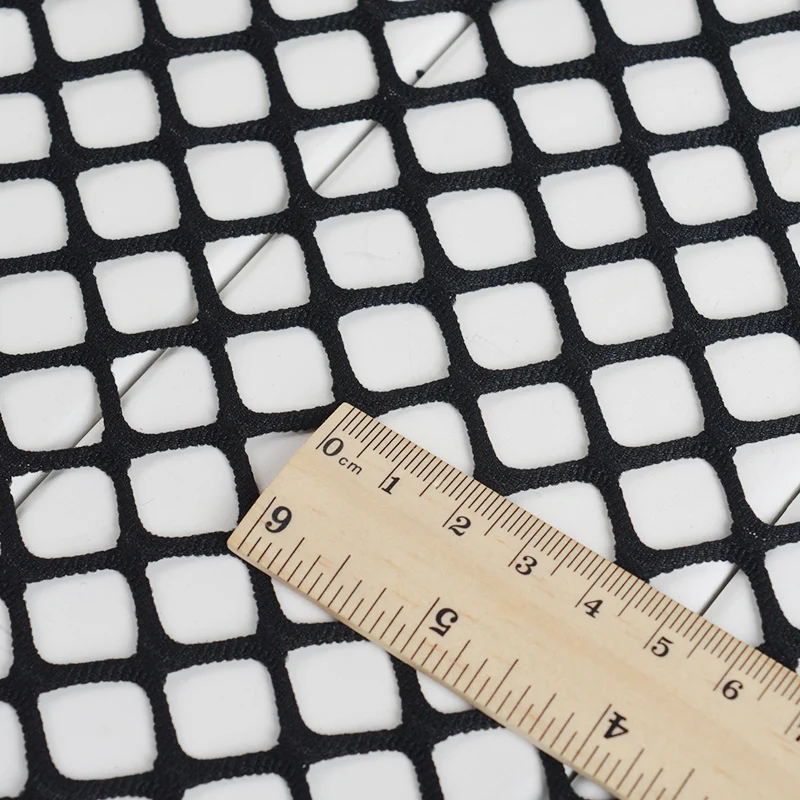 Черная сетчатая ткань классическая с ячеистой структурой сетка