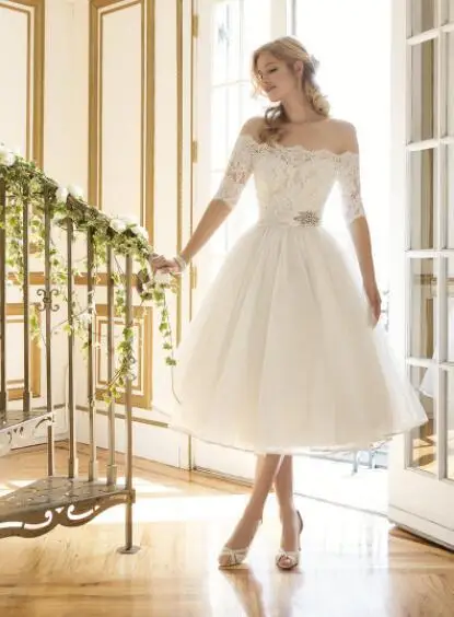 Женское коктейльное платье из белого тюля с вырезом лодочкой и полурукавами