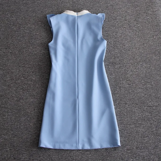 Женское платье на бретельках синее прямого силуэта с цветочной вышивкой и