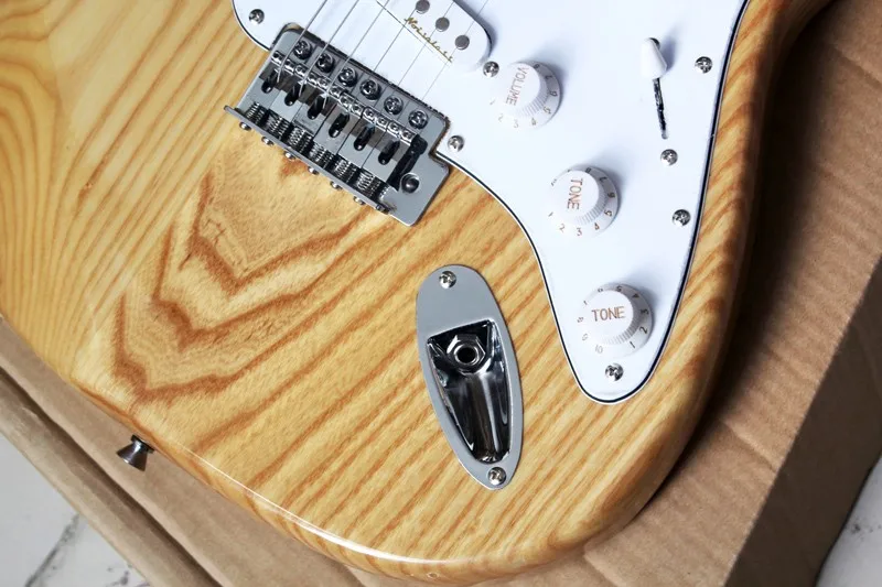 Электрогитара с корпусом из ясеня 3 звукоснимателя белая хромированная