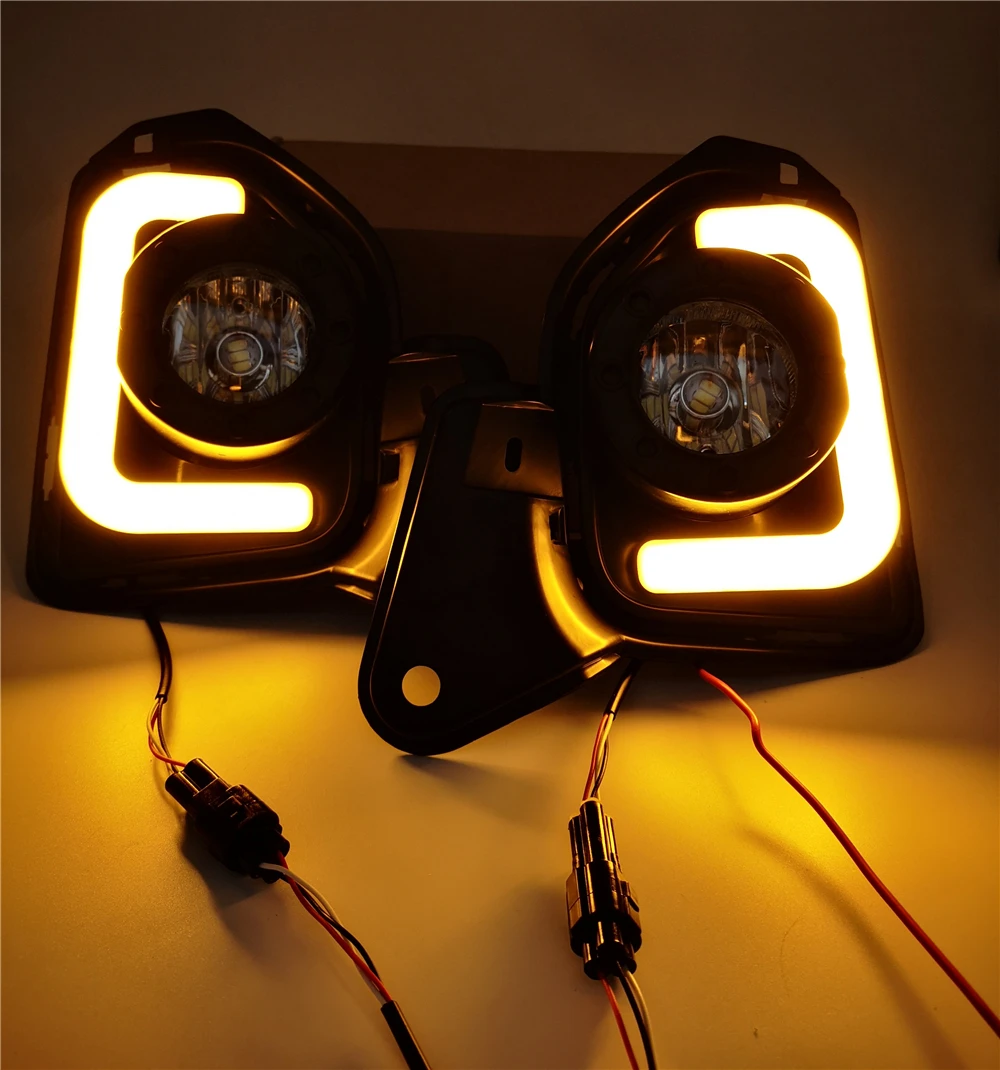 Автомобильный мигающий светодиодный комплект дневного хода и туманной фары LED 12V ABS для Toyota Hiace 2014 2015 2016 2017 2018 с поворотным сигналом.