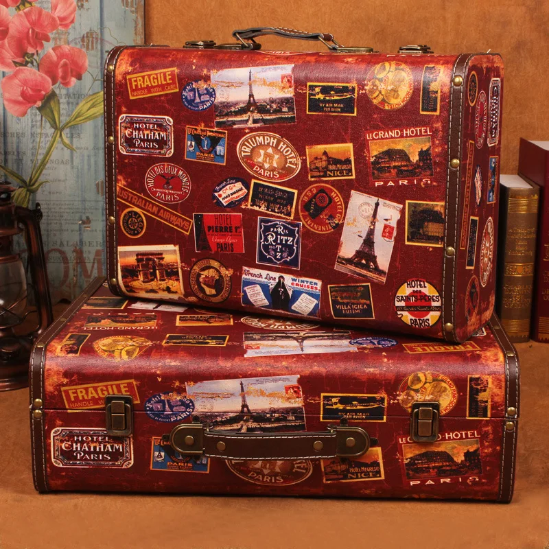 Европейские производители, продающие оптом античные чемоданы. Окно дисплея магазина одежды в студийном стиле из дерева времен давно минувших дней.