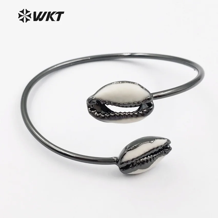 

WT-B406 wholesale Fashion design tiny cowrie shell bangles 24k gold electroplated adjustable Raw cowrie bracelet bangle