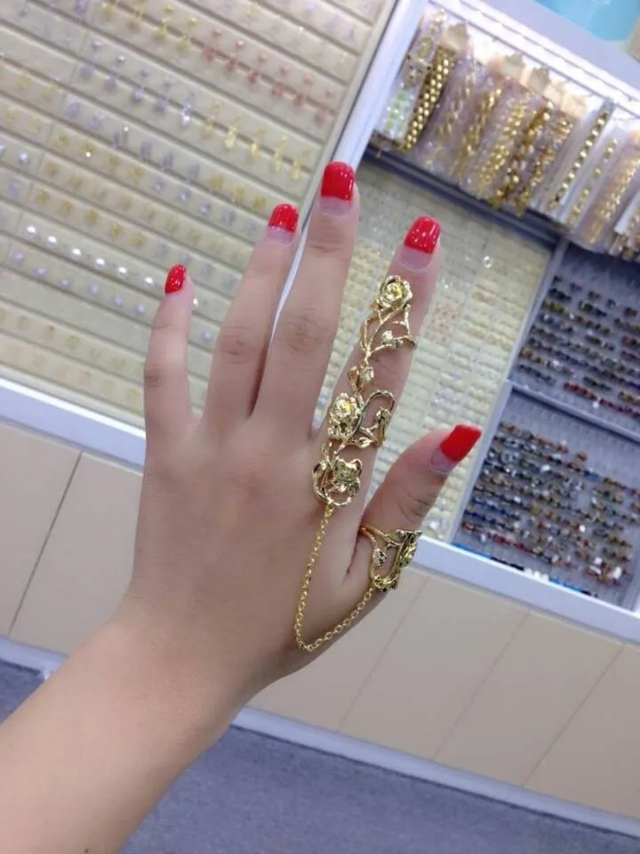 Кольцо на два пальца с цепочкой розовым пером золотым и серебряным покрытием |