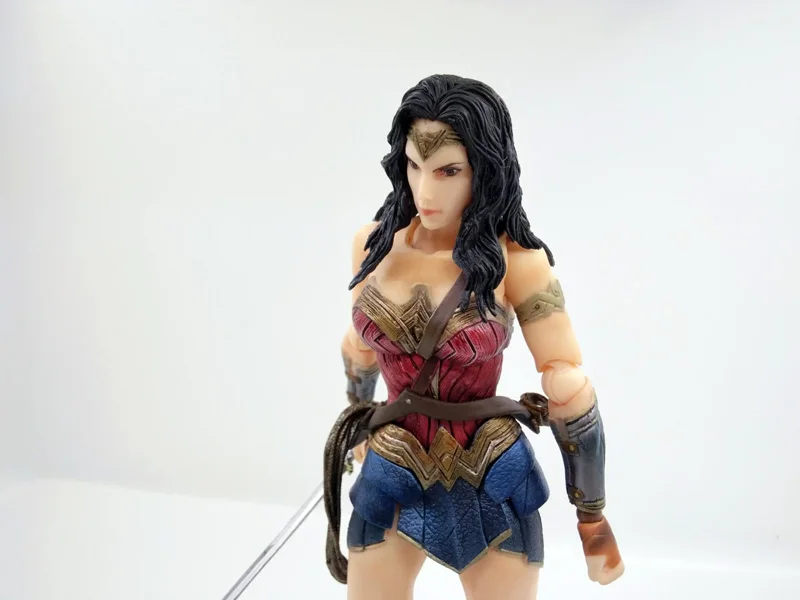 PLAY ARTS PA Kai Бэтмен против Супермена на рассвете справедливости чудо женщина экшн