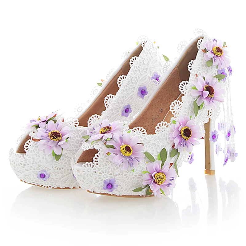 Белые свадебные кружевные туфли на высоком каблуке украшенные цветами Модные