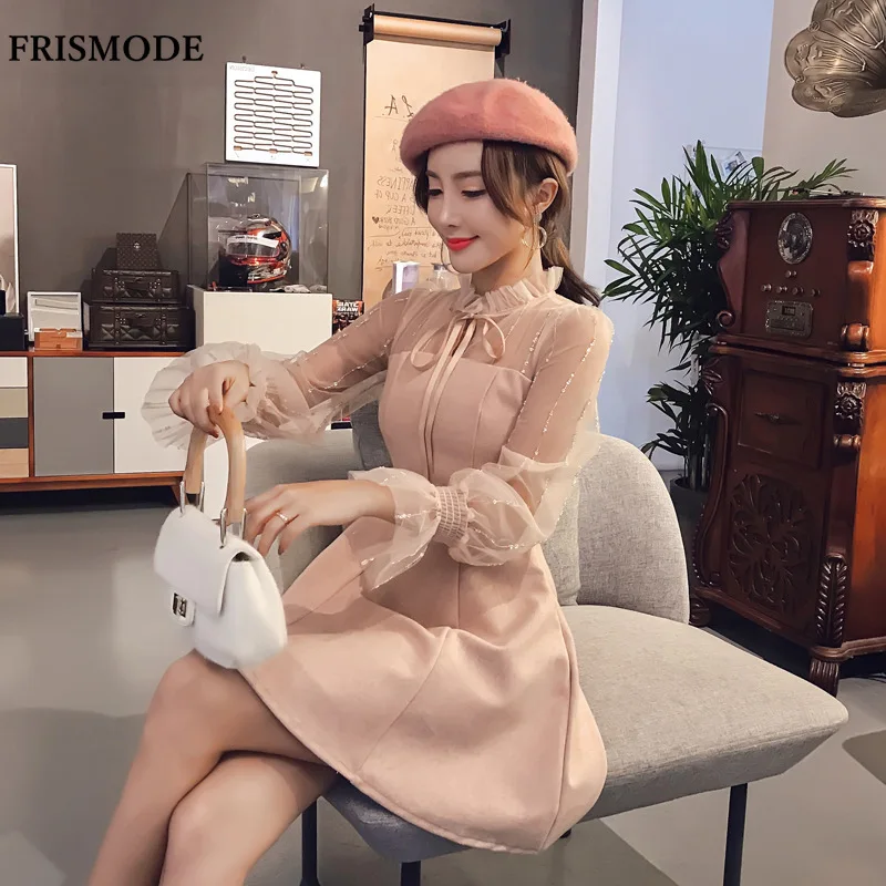 Мини платье со стоячим воротником и длинными расклешенными рукавами из смесовой