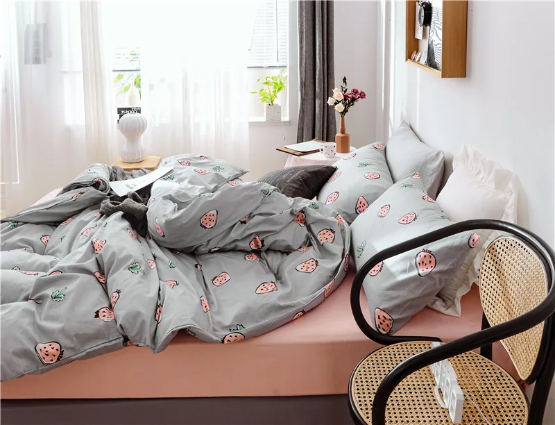 Комплект постельного белья пододеяльник простыня серая основа с клубникой | Дом