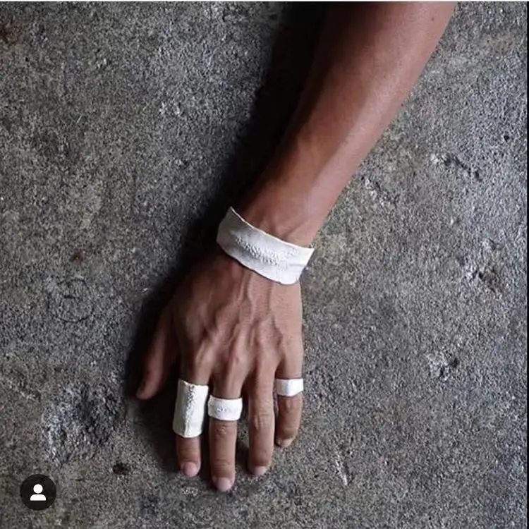 Европейское холодное металлическое дизайнерское простое золотое и белое кольцо