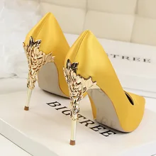 Zapatos de tacón alto para mujer, calzado de tacón fino tallado en Metal, puntiagudos, Sexy, de boda, colores caramelo, a la moda, 2018