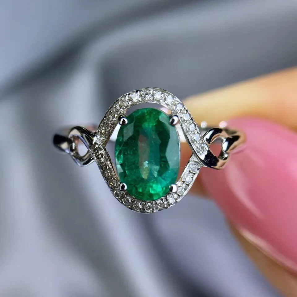 Кольцо из белого золота с изумрудом 0.85ct овальной формы муассанитом | Украшения и