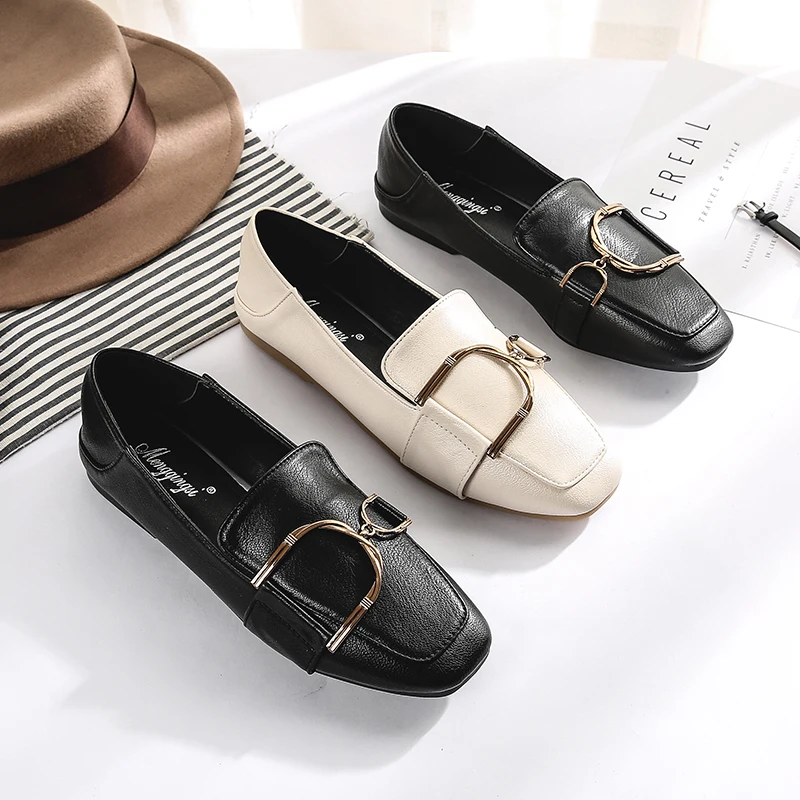 Женские туфли на плоской подошве из мягкой кожи с металлическим украшением без