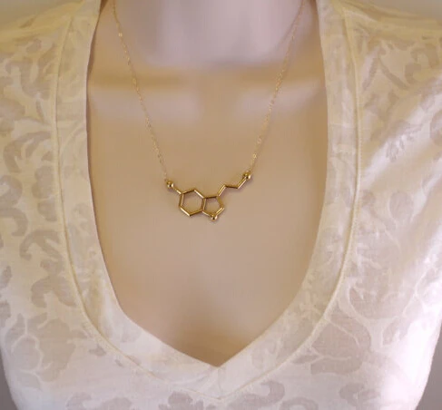 Химическая молекула ожерелье женщин гормон серотонин био химическая сигнал