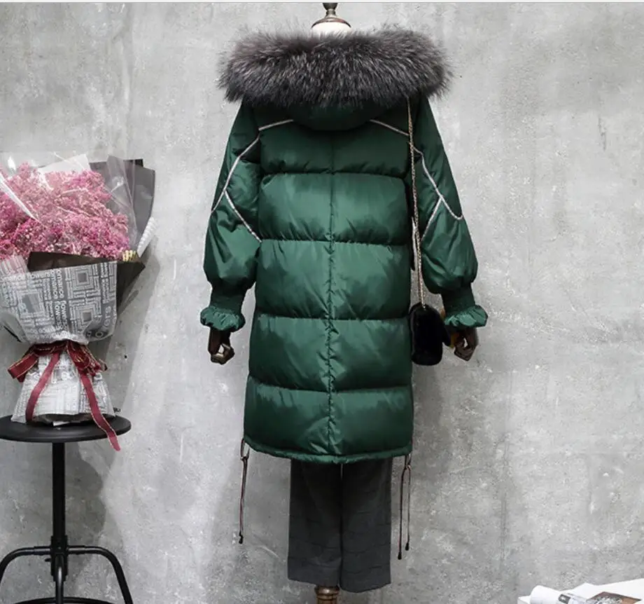 Утолщенное женское пуховое пальто зимнее длинное теплое с капюшоном меховым