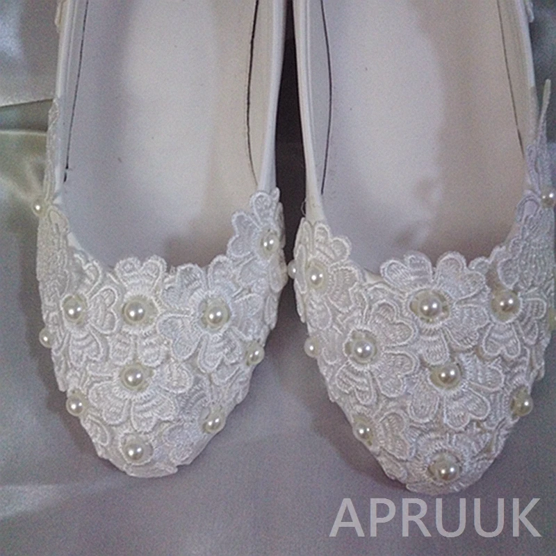 Белые кружевные дизайнерские свадебные туфли с цветами и бабочкой белые для