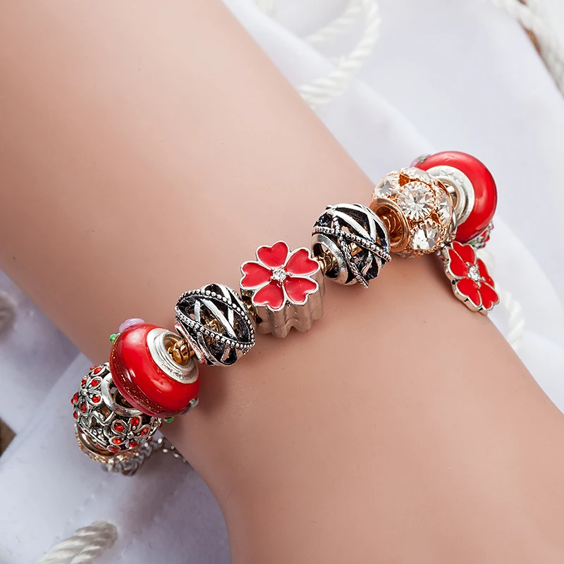 Женский браслет с подвесками в виде клевера VIOVIA сделай сам из красных бусин