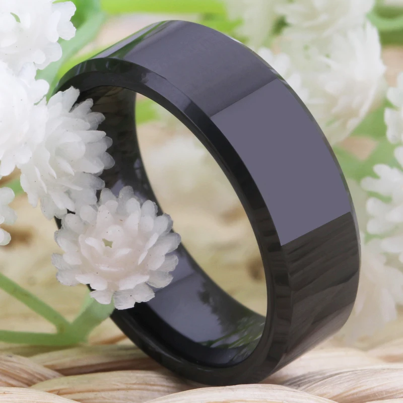 Мужское и женское классическое кольцо из вольфрама 8 мм с черной фаской