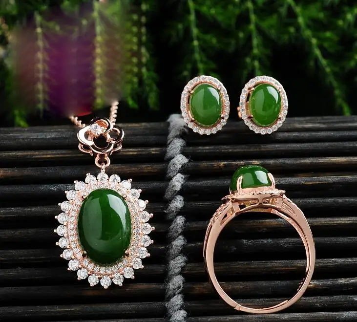 Красивый ювелирный набор из серебра 925 пробы с натуральным зеленым нефритом И
