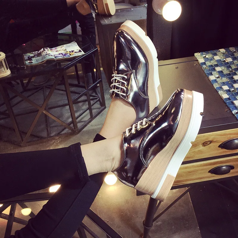 2018 Весна обувь плотно сидящая на ноге из лакированной кожи кексы платформе в